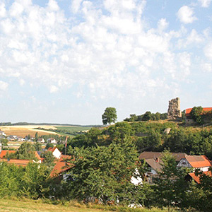 Burgruine Schweinberg und der Ortskern von Schweinberg