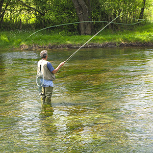 Angler im Fluss