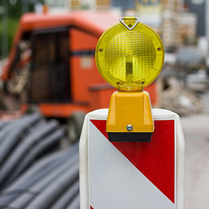 Warnbarke an einer Straßen-Baustelle