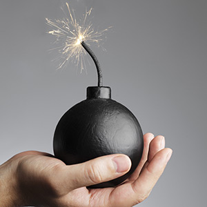 Symbolische Bombe in einer Hand