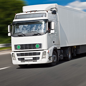 Ein fahrender weißer LKW