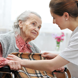Seniorin und Pflegerin