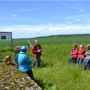 Wandergruppe am Kleinkastell Haselburg