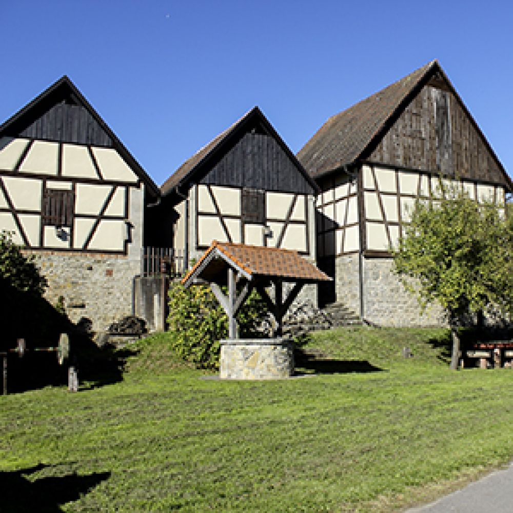 Mehrere Grünkerndarren mit Fachwerk