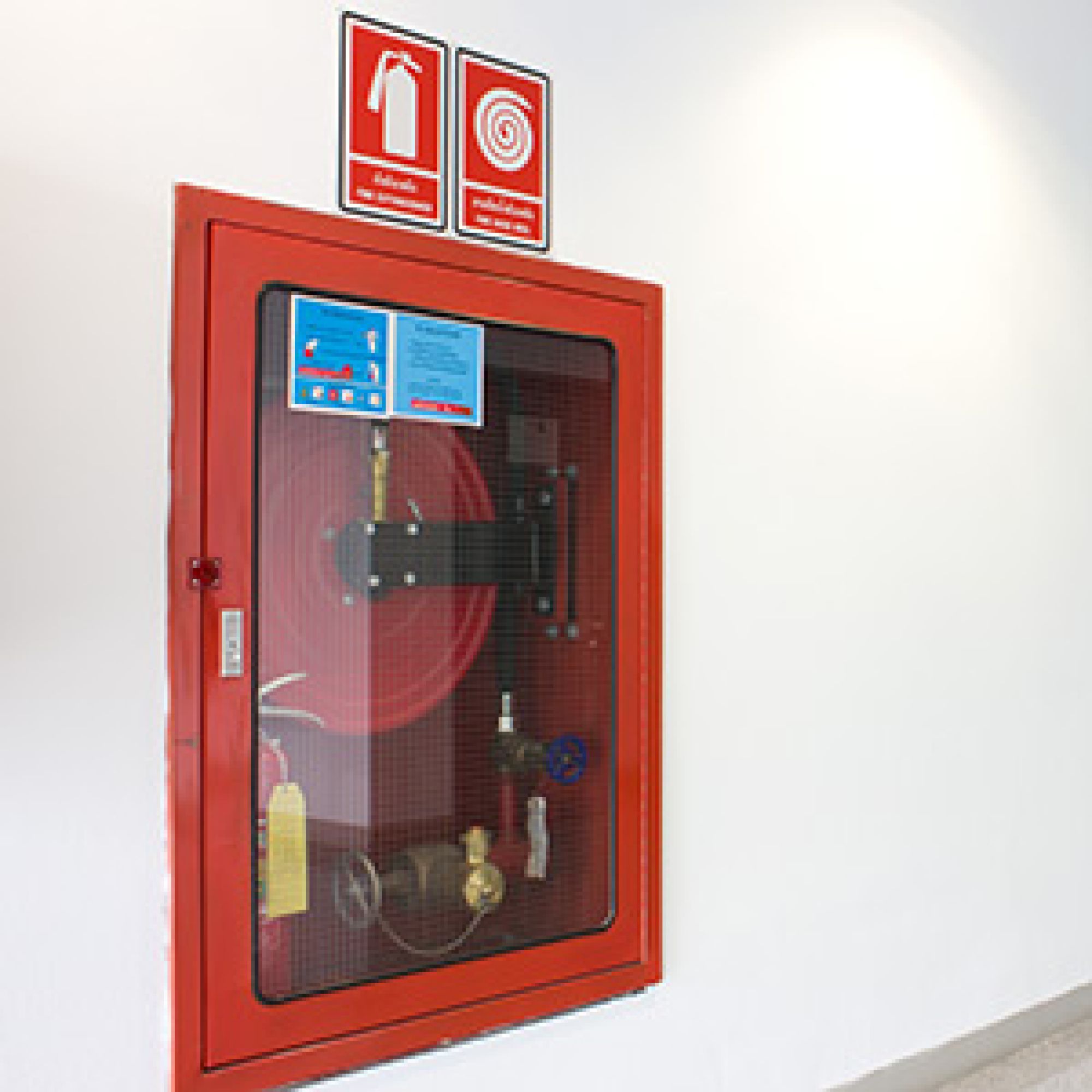 Brandschutzkasten mit Feuerlöscher und Schlauch
